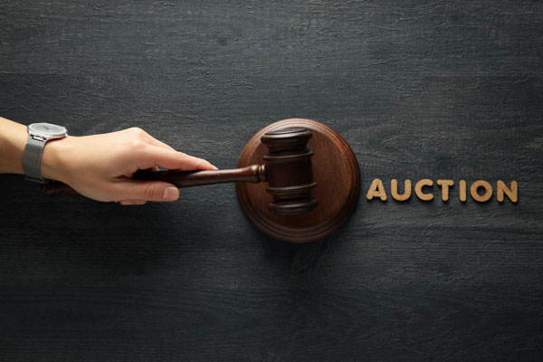 Versteigerung von Firmeninventar bei einer Betriebsauflösung – Auktion mit Auktionshammer
