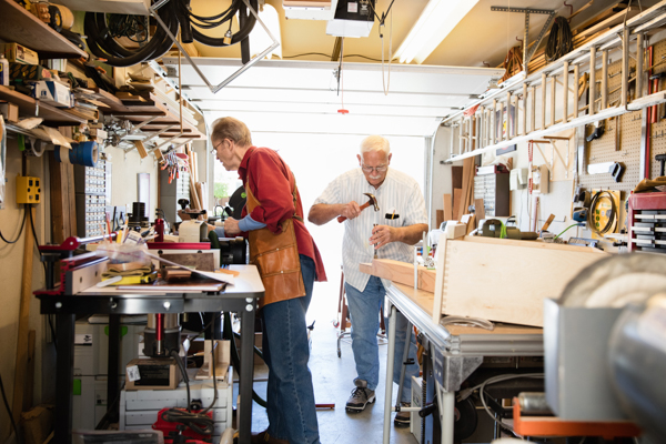 Beispielbild mit zwei Personen die Privat und gewerbetreibende darstellen sollen in einer Werkstatt