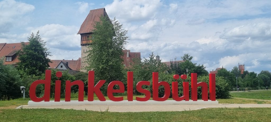 Dinkelsbühl-Schriftzug Dinkelsbühl-Schriftzug vor der Altstadt Dinkelsbühl.
388F+MR Dinkelsbühl
Der "Focus" kürte sie 2014 zur schönsten Altstadt Deutschlands, und CNN nannte sie 2021 eine der schönsten Städte Europas.